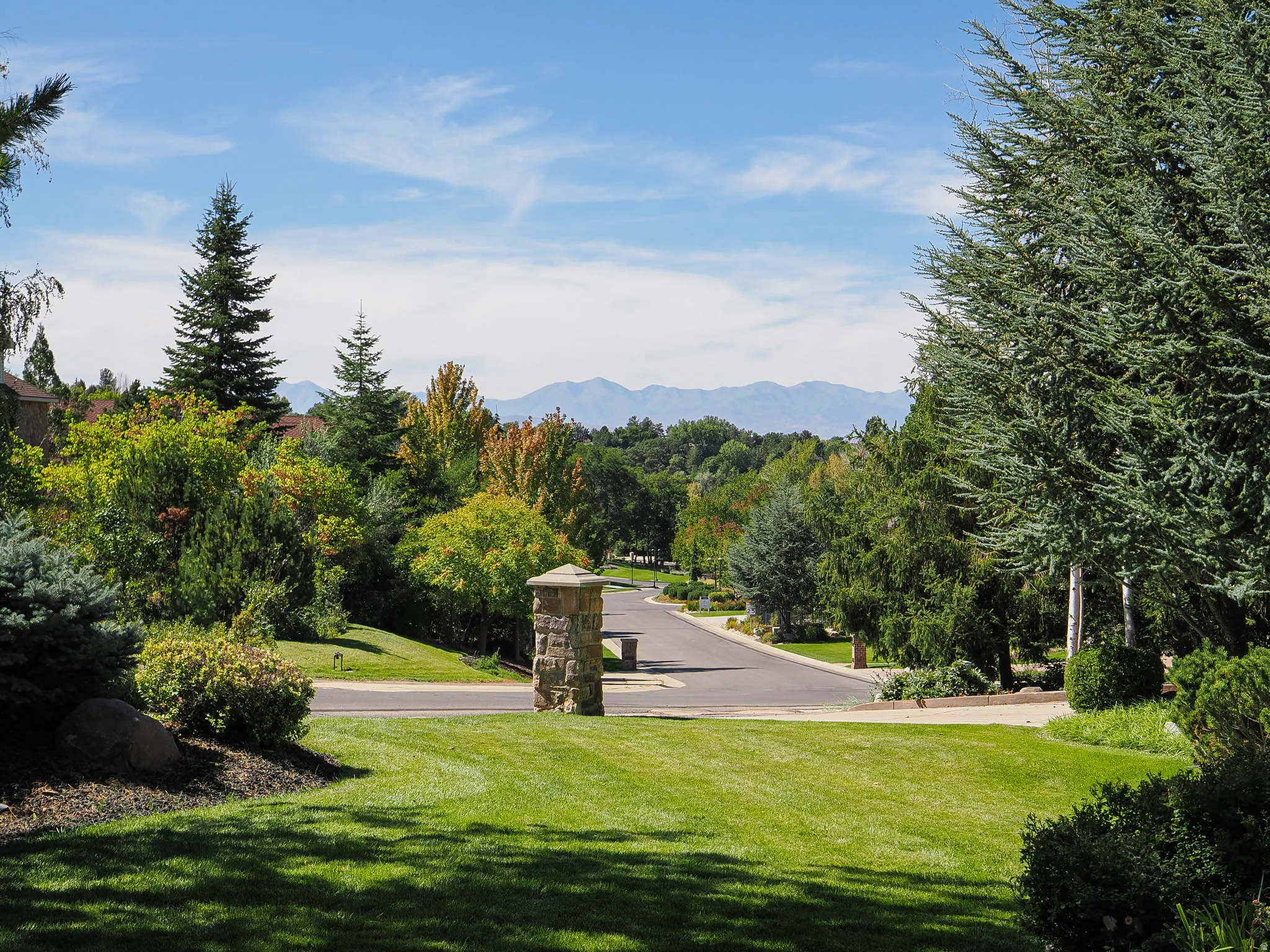 Surrounding community with a mountain view