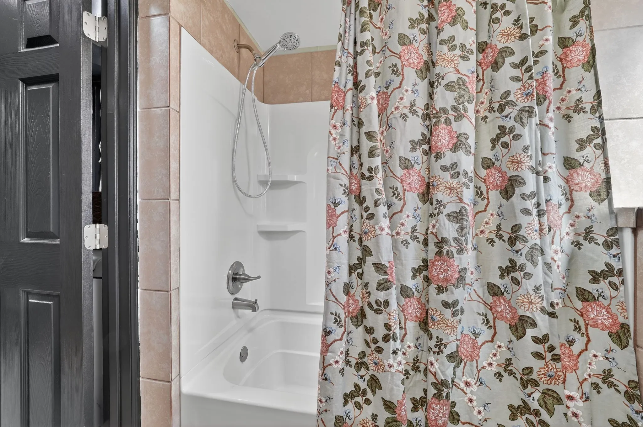 Full bath with shower / bath combo with shower curtain