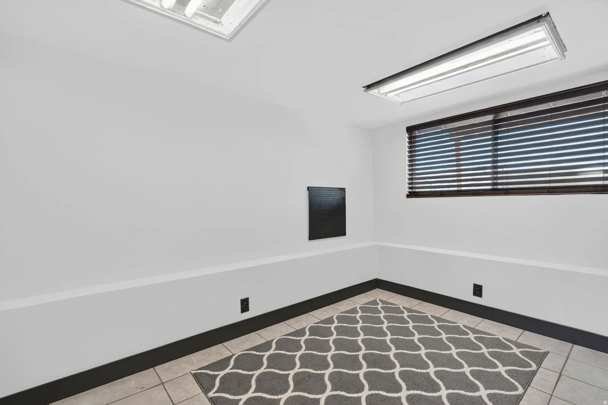 Unfurnished room featuring light tile patterned flooring
