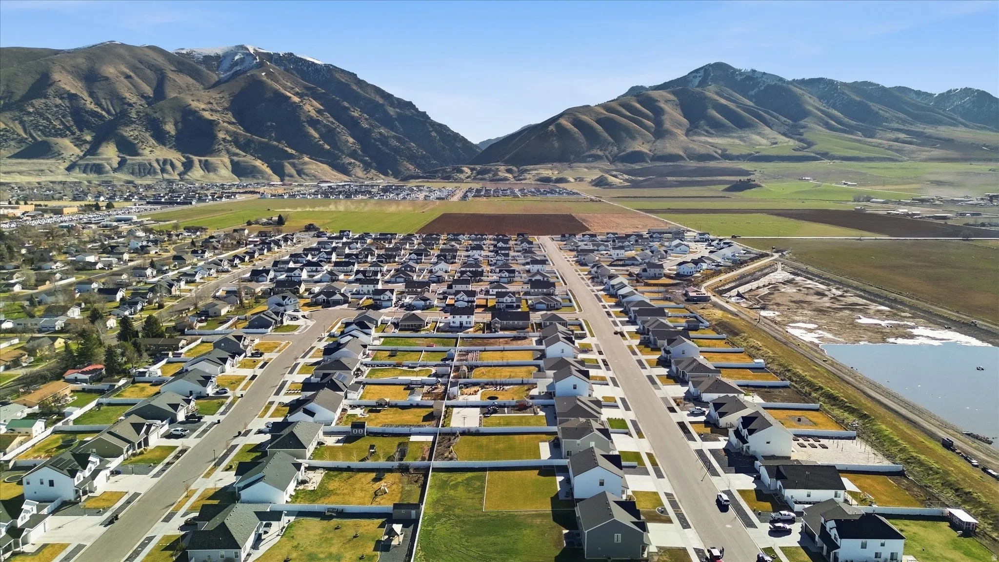 Aerial overview of property's location featuring a mountain backdrop and nearby suburban area