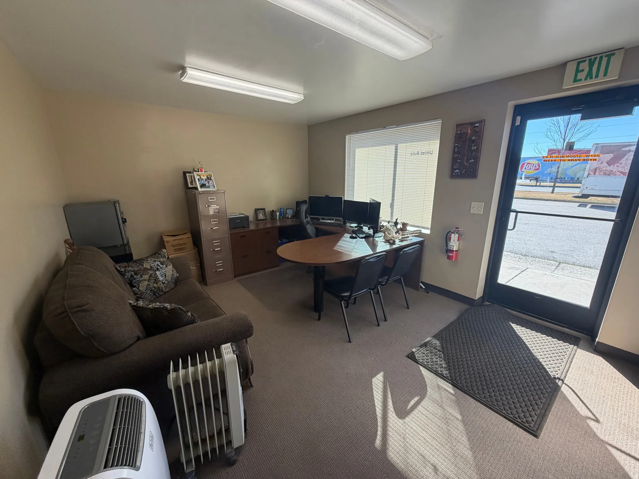Office with radiator heating unit
