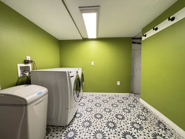 Laundry area with baseboards and independent washer and dryer