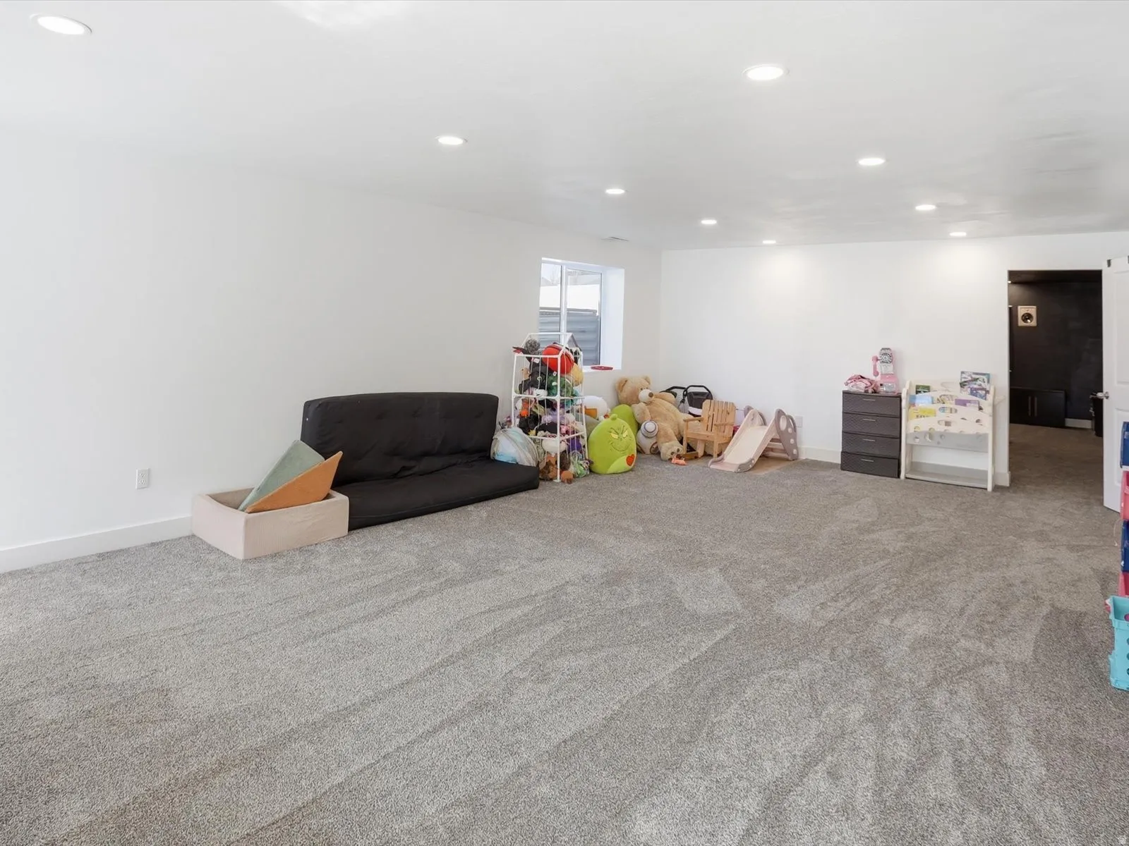 Rec room with carpet flooring and recessed lighting