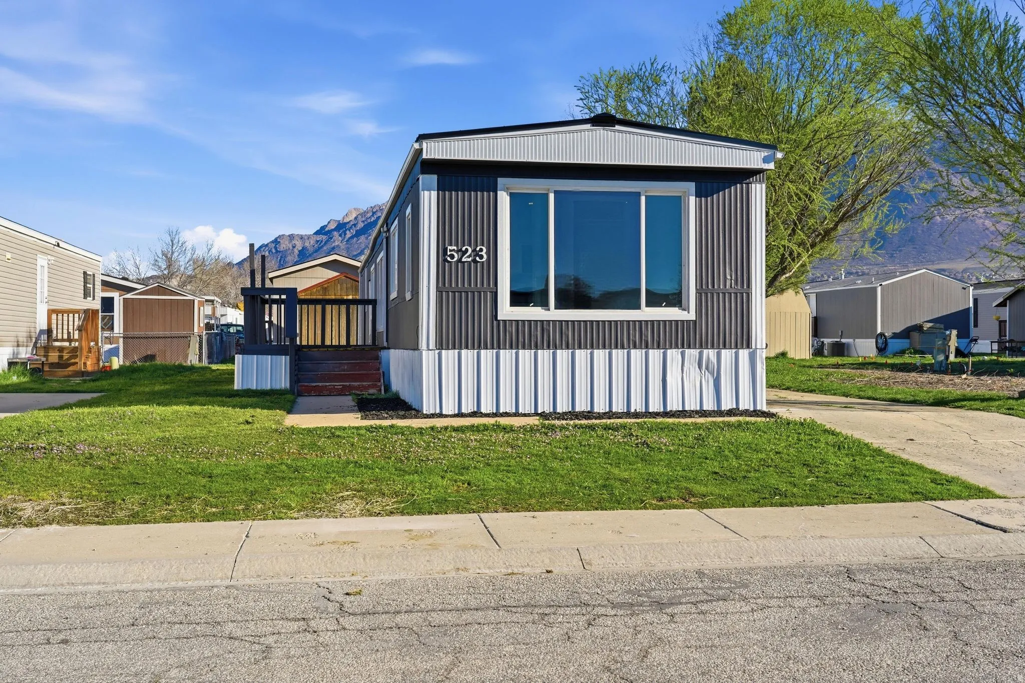 Manufactured / mobile home featuring a front lawn and a mountain view