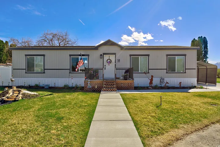 Manufactured / mobile home with a front lawn