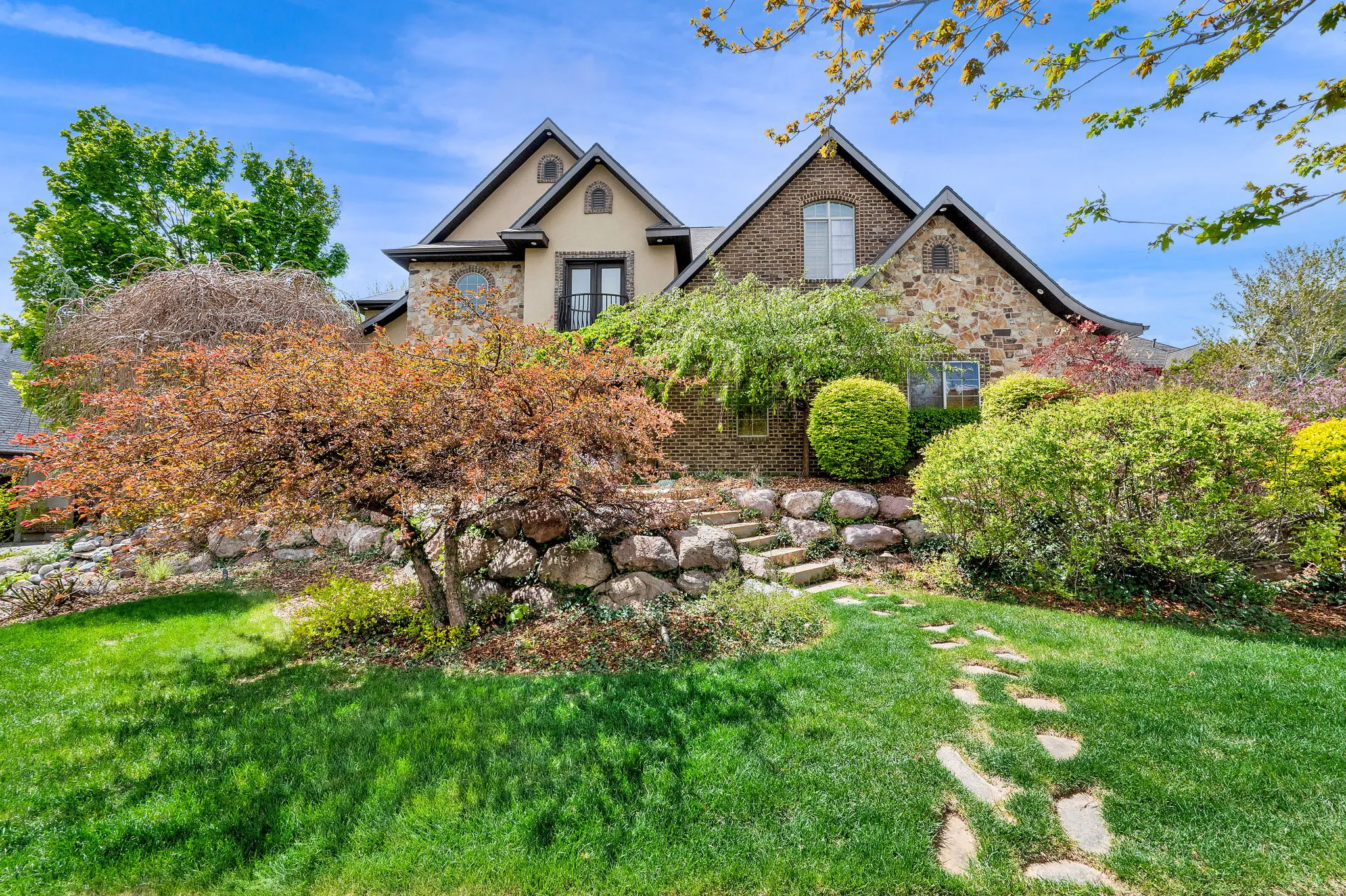 View of front of home featuring a front yard and stucco siding
