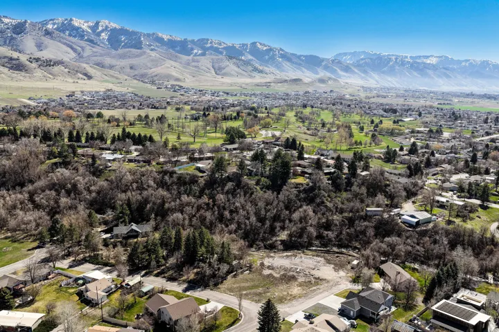 Highlighting the lots quiet, private location.