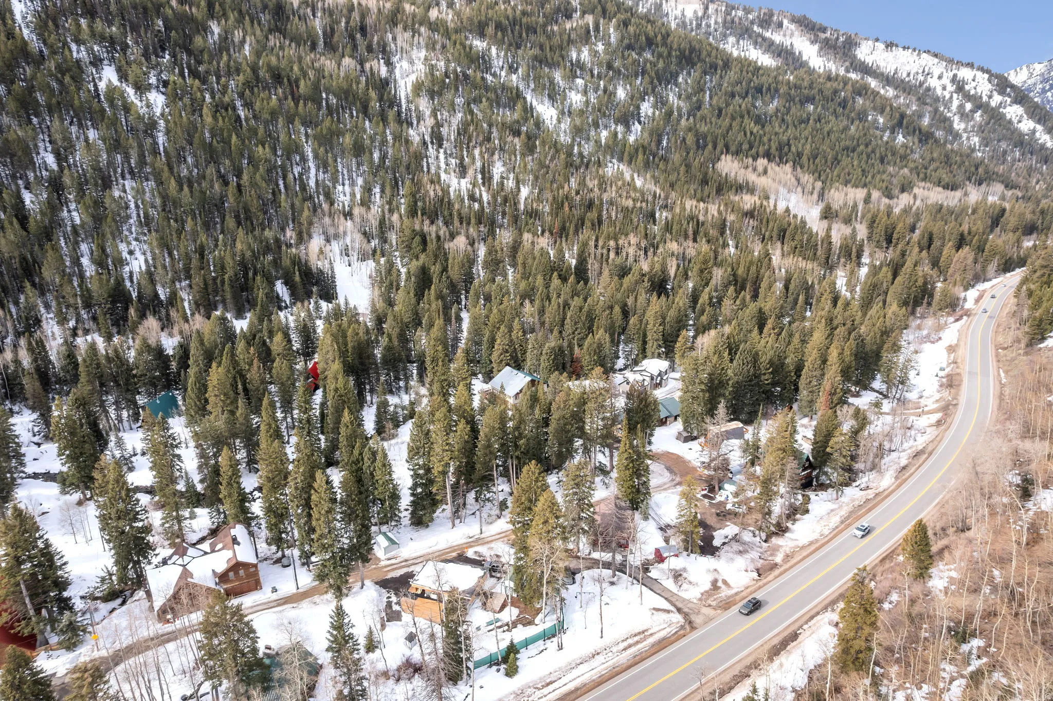 Snowy aerial view featuring a mountain view