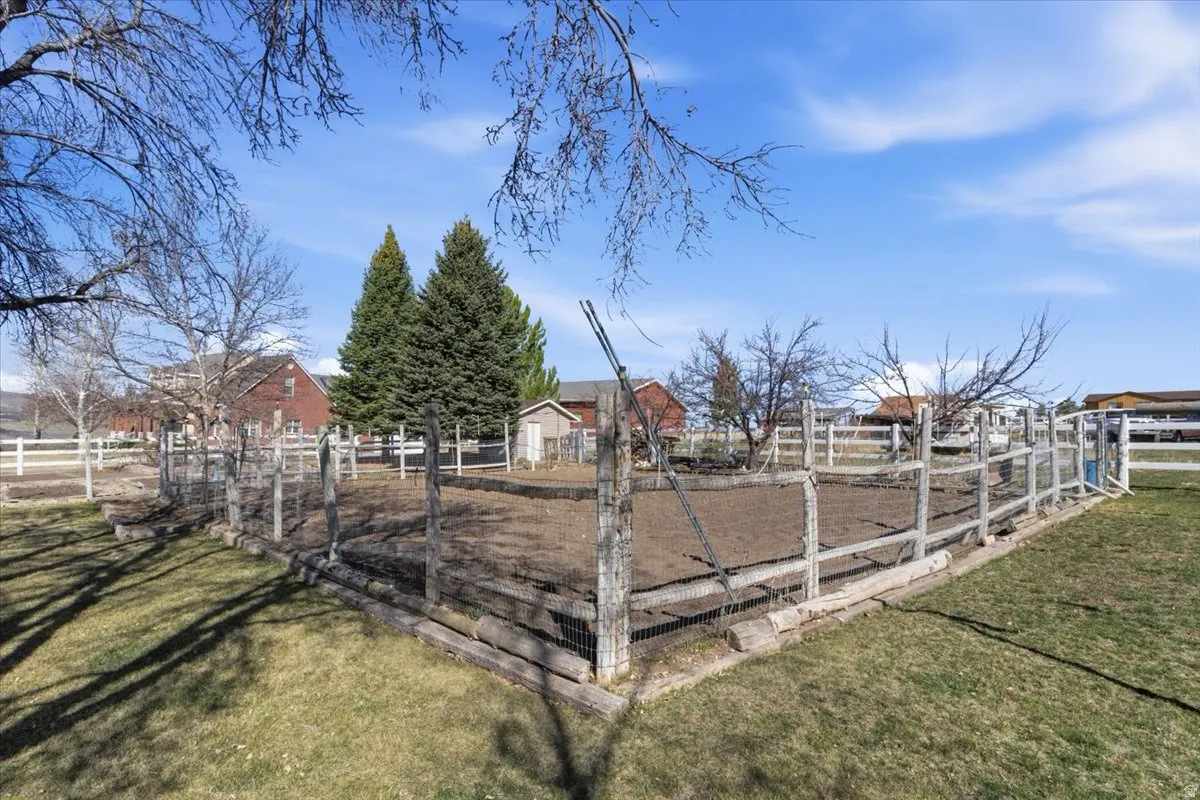 View of yard featuring an outdoor structure