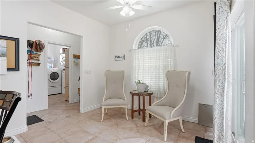 Sitting room featuring washer / clothes dryer and a ceiling fan