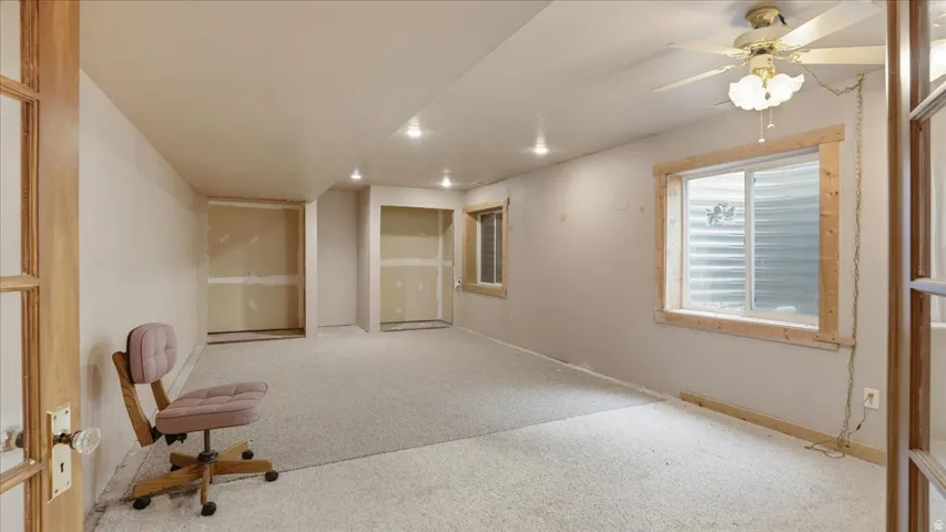 Unfurnished room with carpet flooring and ceiling fan