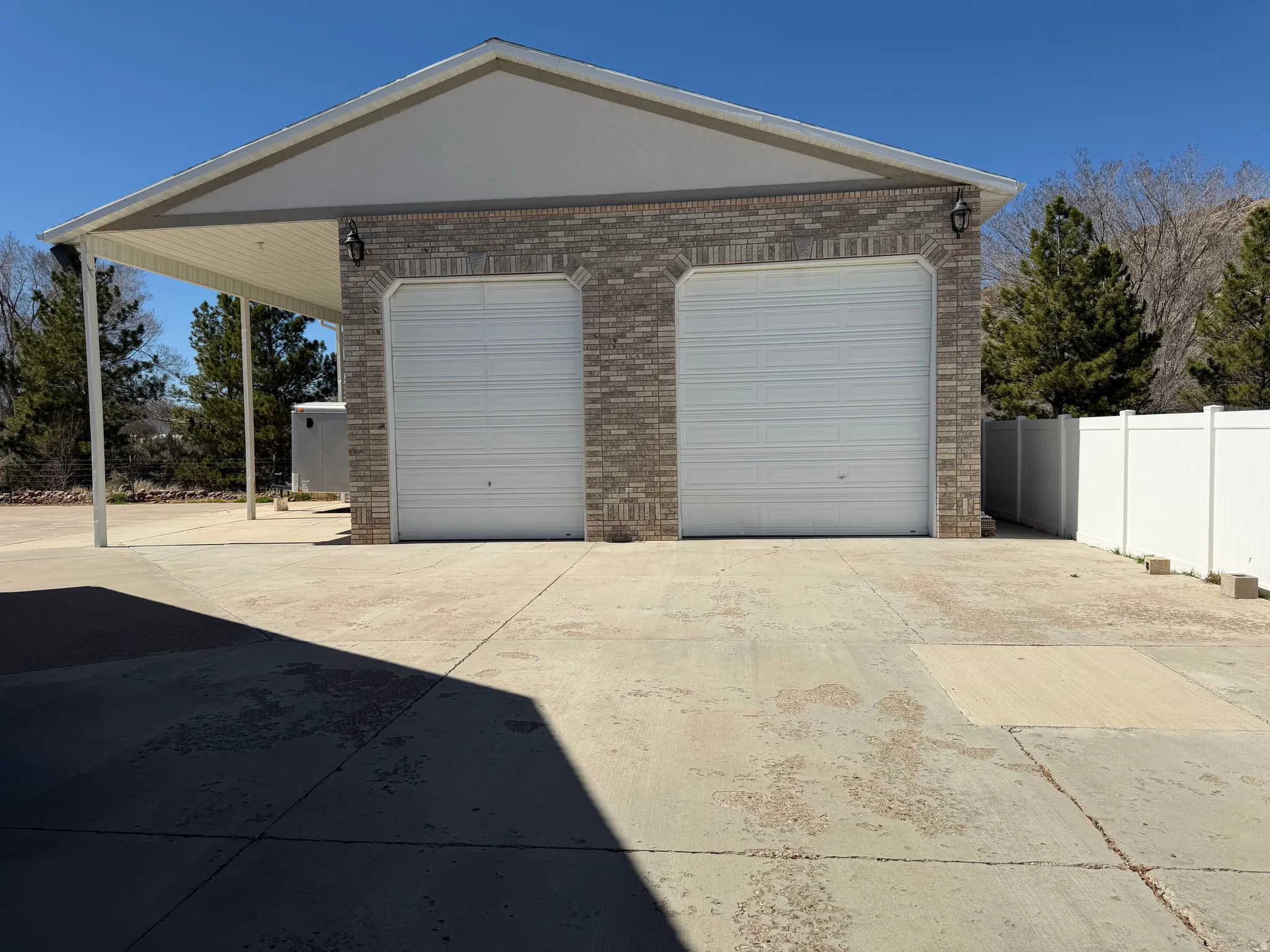Detached garage with driveway