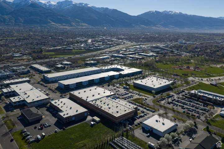 Aerial view of property's location featuring a mountain backdrop