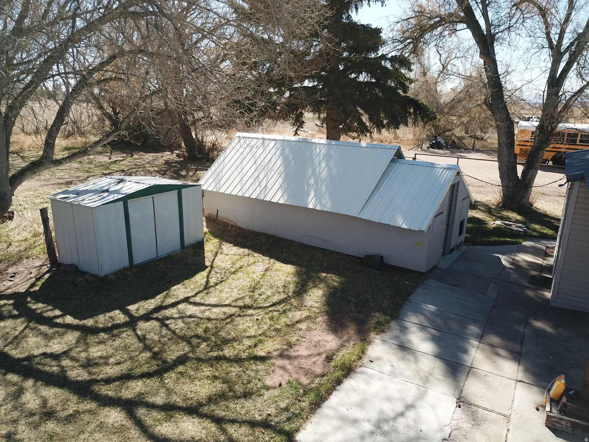 View of yard with a storage shed