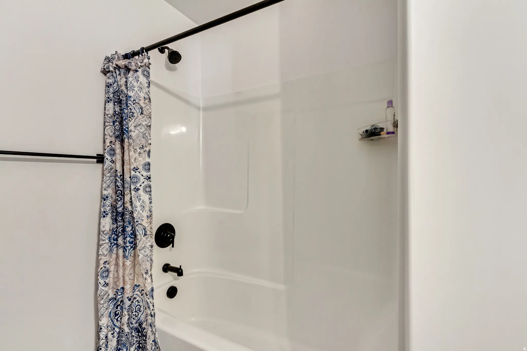 Full bath with shower / bathtub combination with curtain