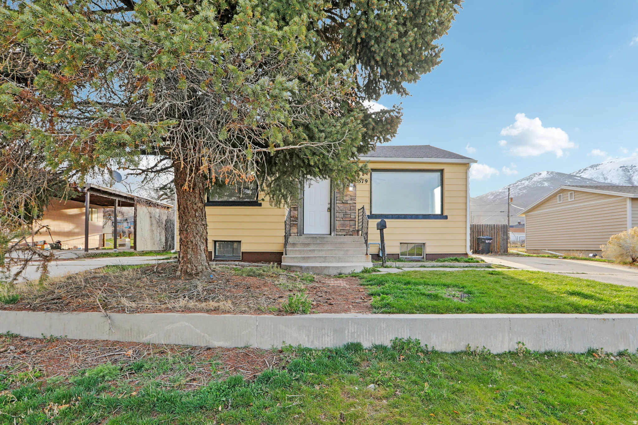Bungalow featuring a mountain view and a front lawn