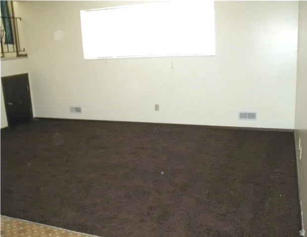 Family Room (unoccupied, original flooring)