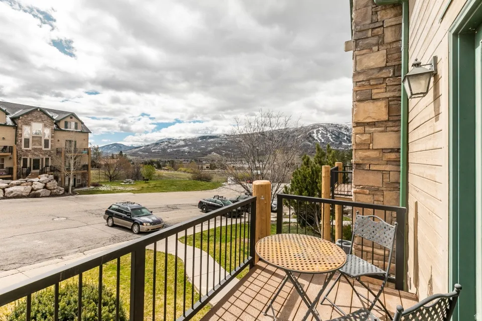 Balcony featuring a mountain view