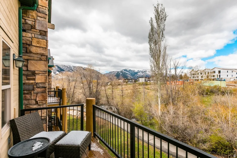 Balcony featuring a mountain view