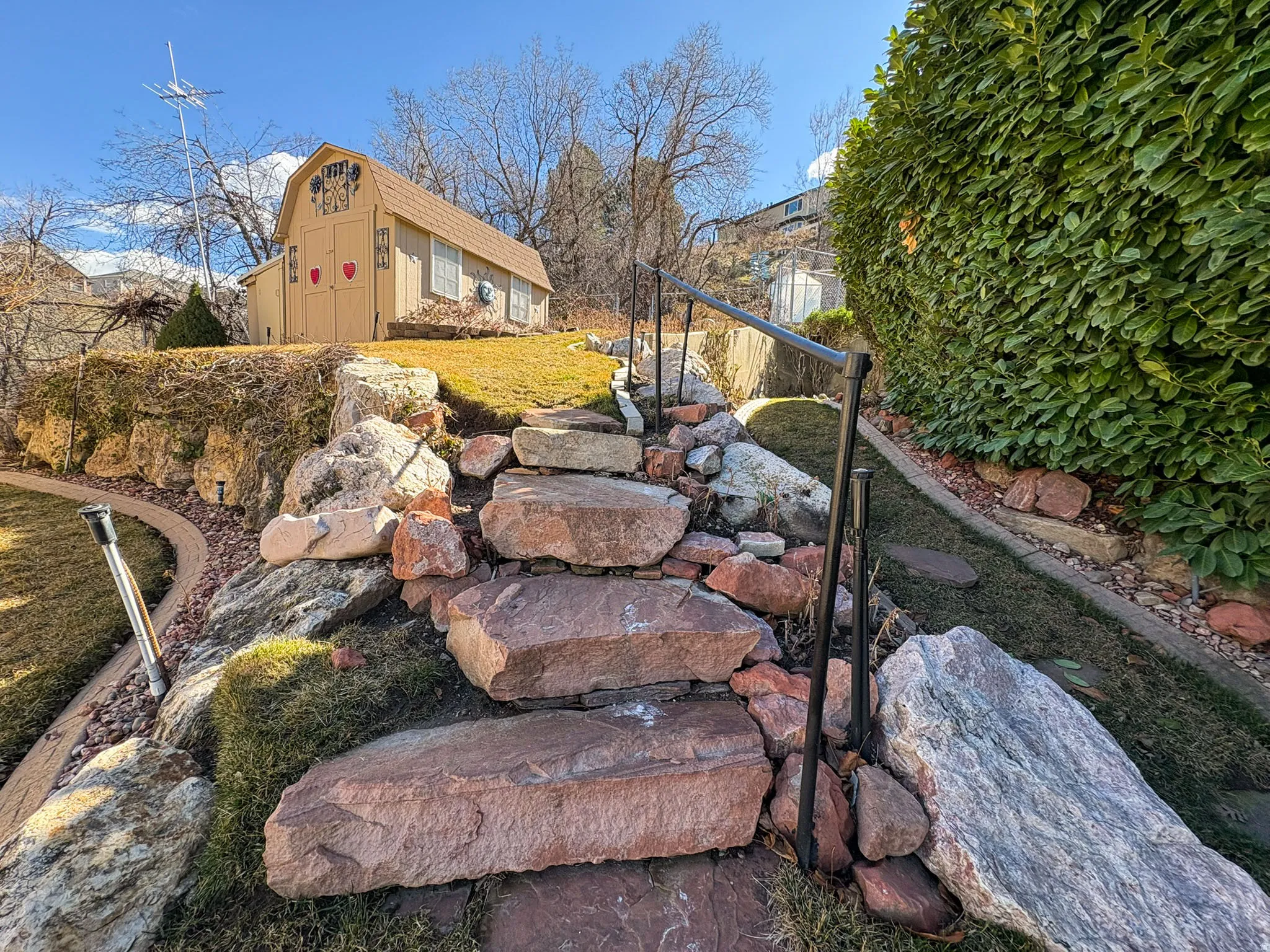 View of yard featuring an outbuilding