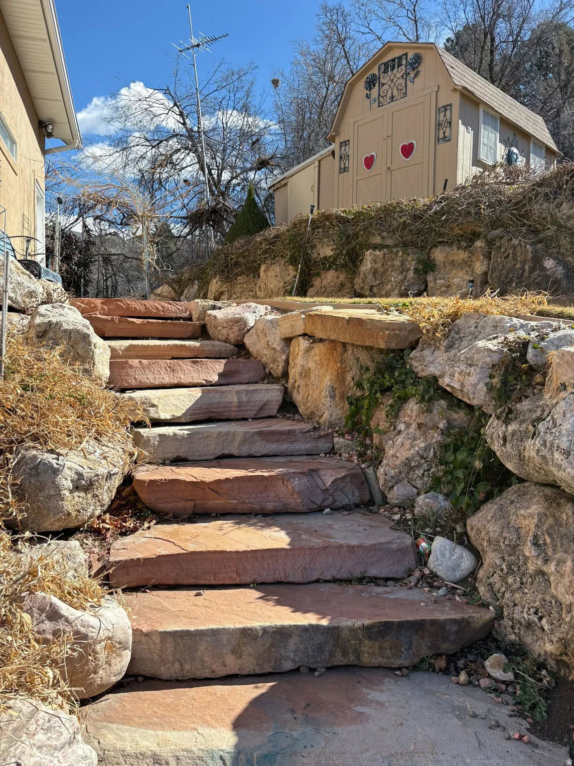 View of yard featuring an outdoor structure