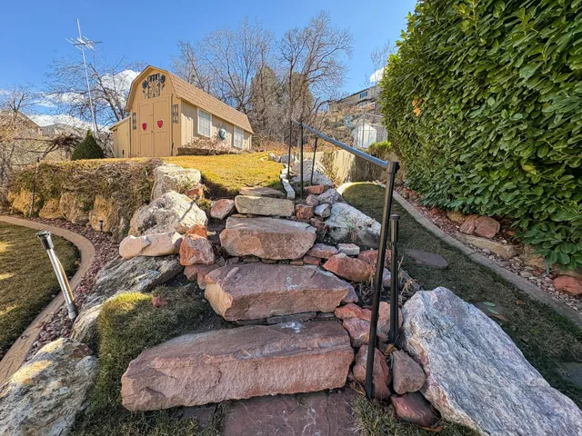 View of yard featuring an outbuilding