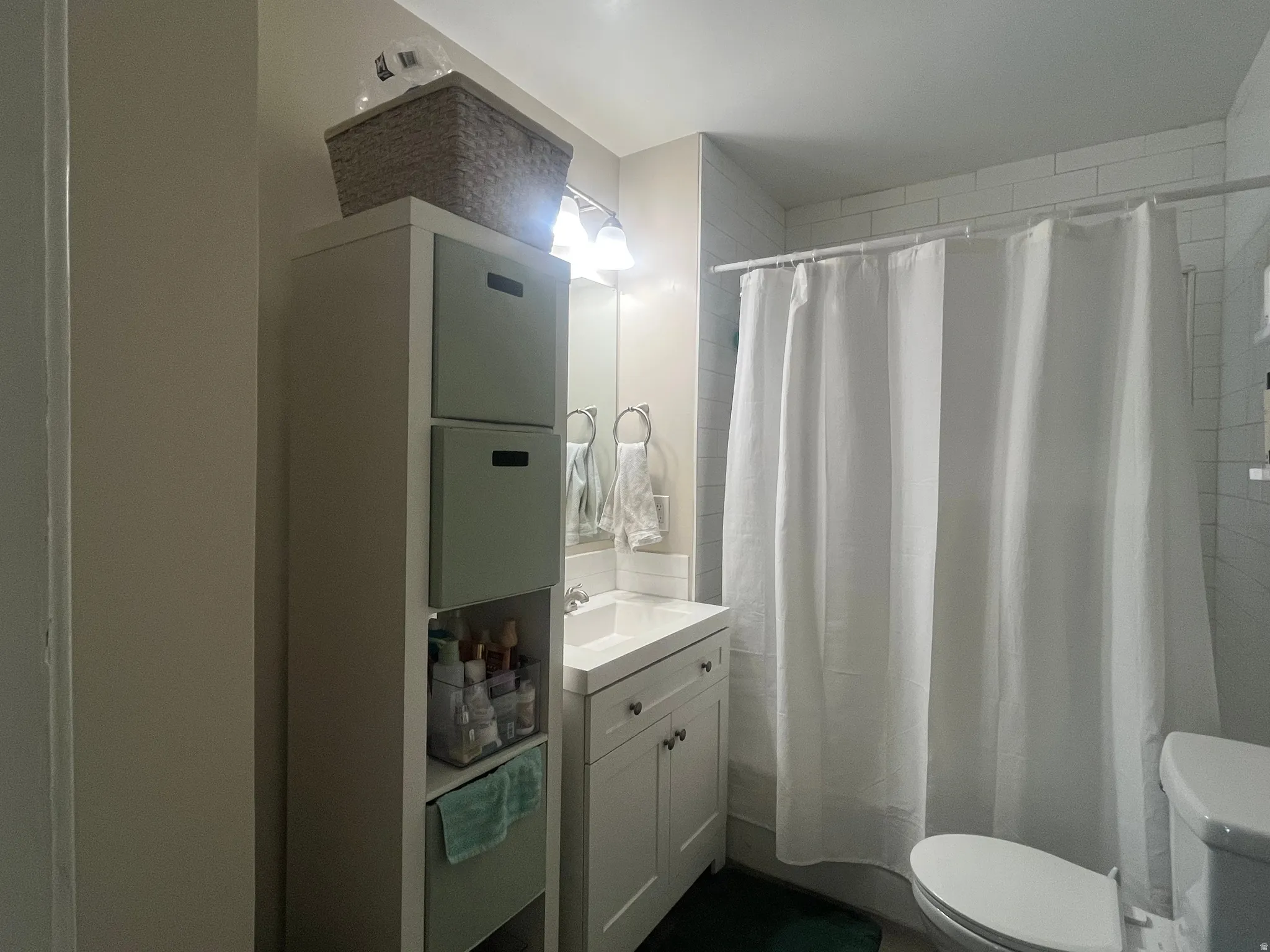 Bathroom with vanity and shower / bathtub combination with curtain
