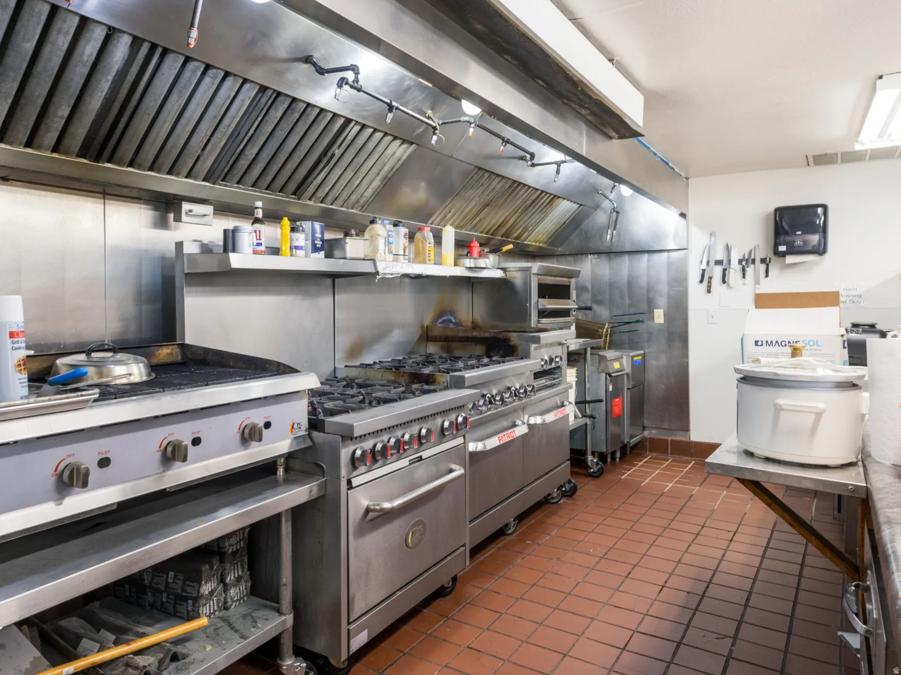 Kitchen with ventilation hood and double oven range