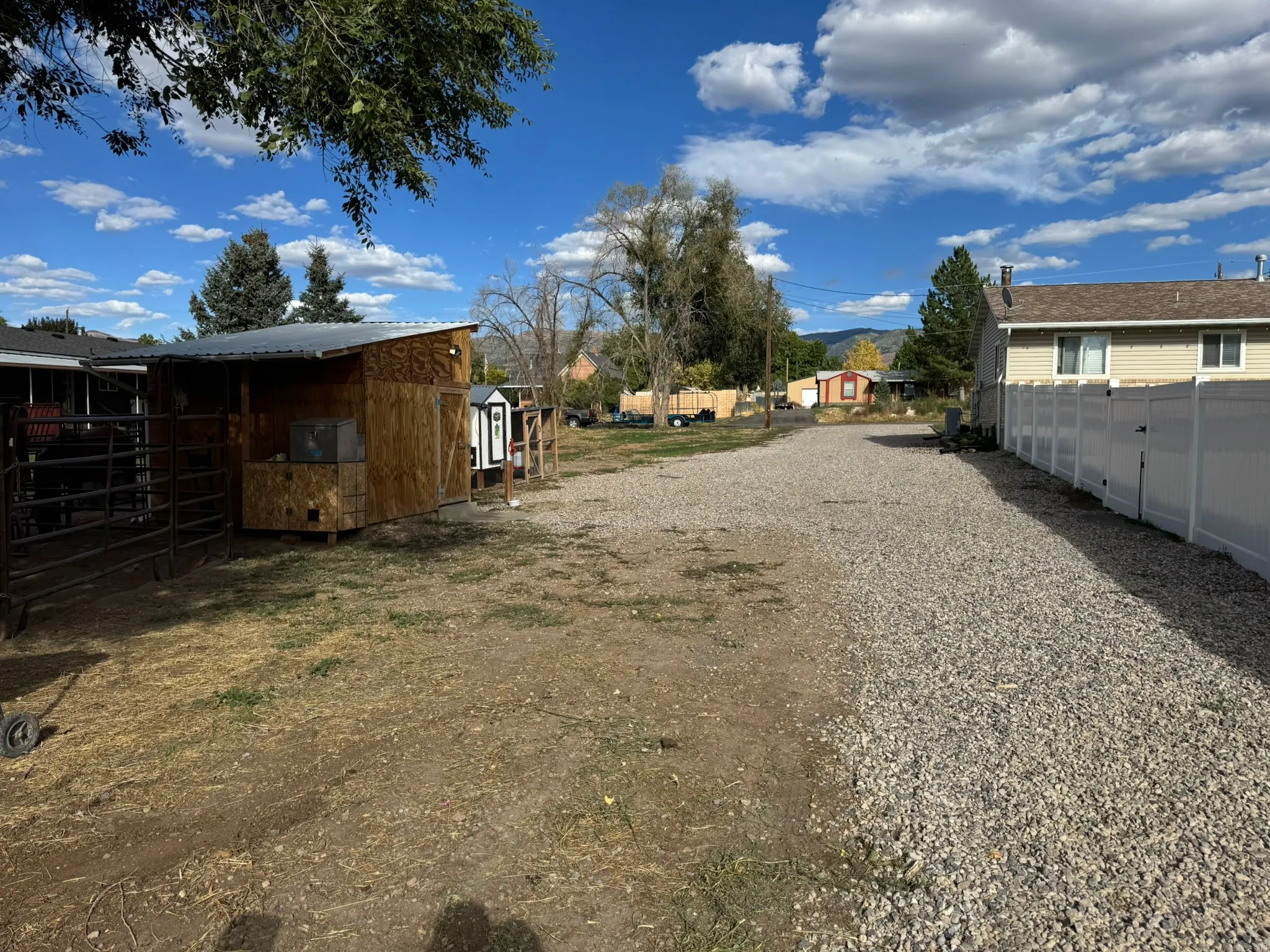 View of yard with a residential view and an outdoor structure