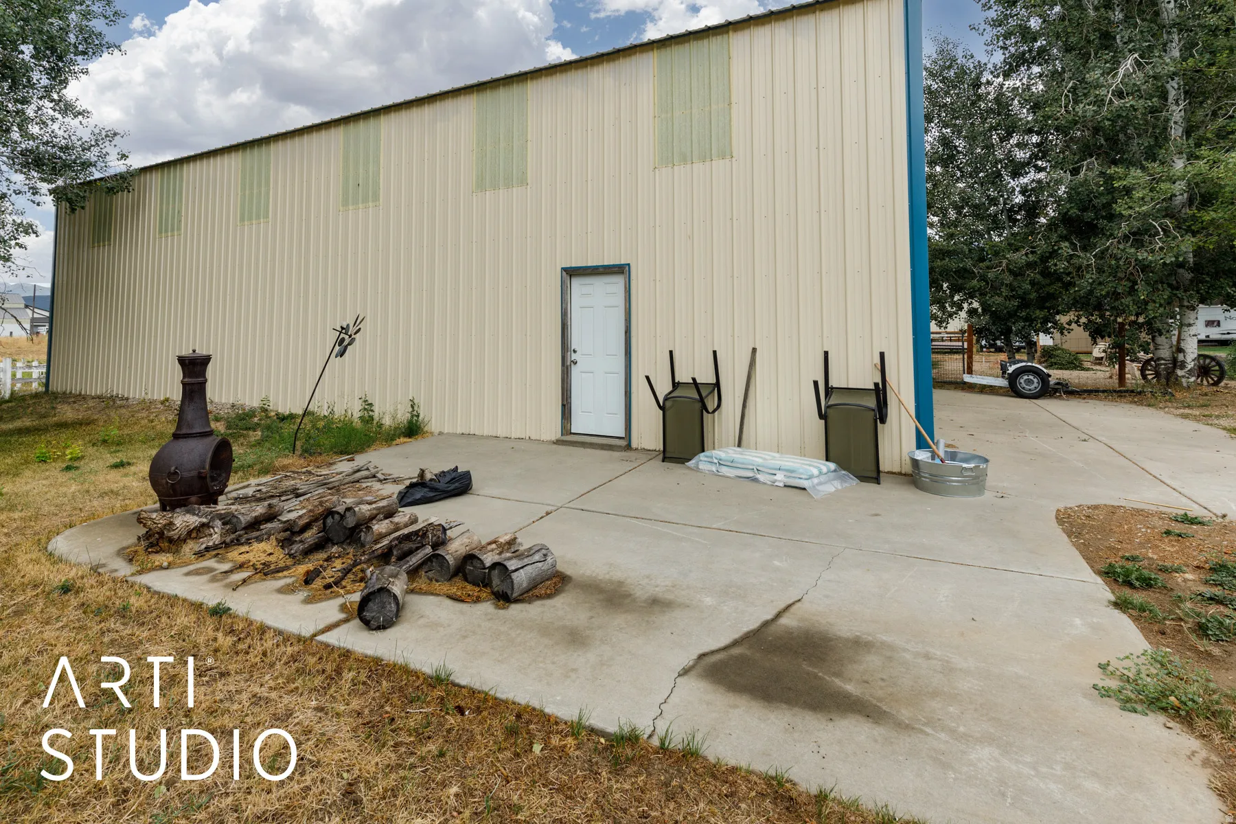 Workshop with a patio area