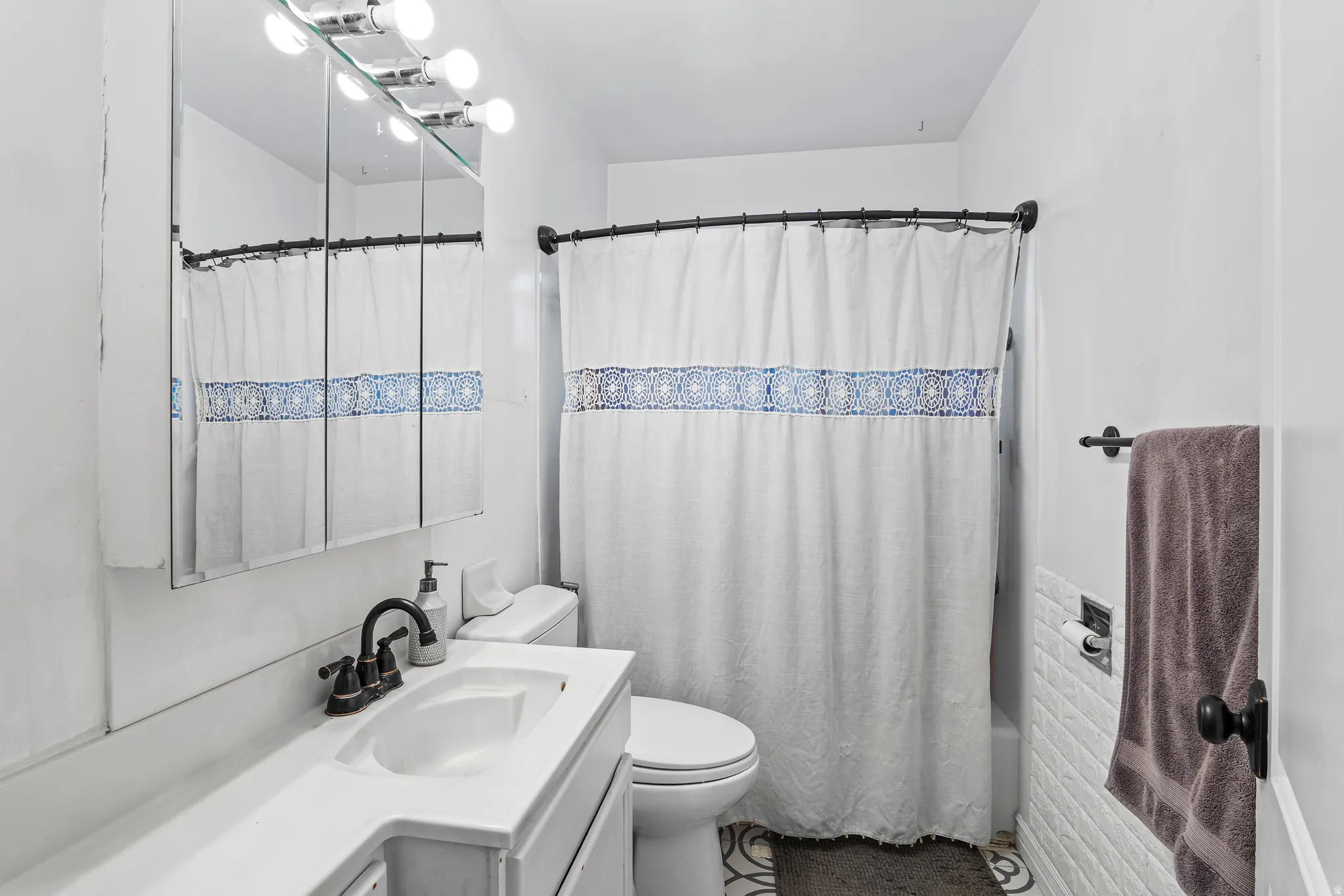 Full bath with vanity and shower / tub combo with curtain