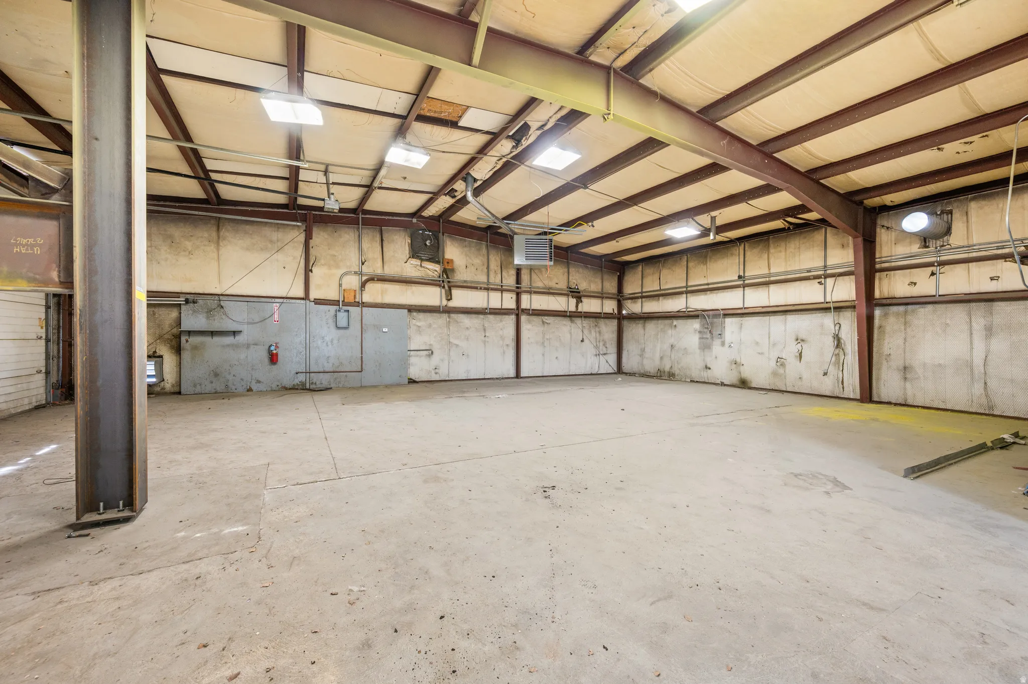 Garage featuring a heating unit