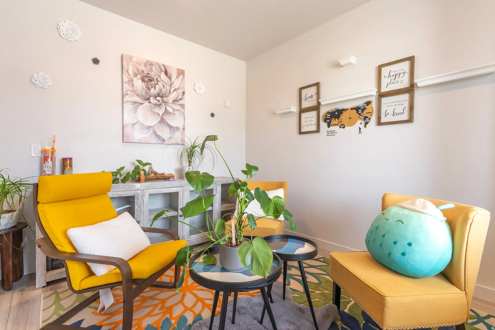 Sitting room featuring baseboards