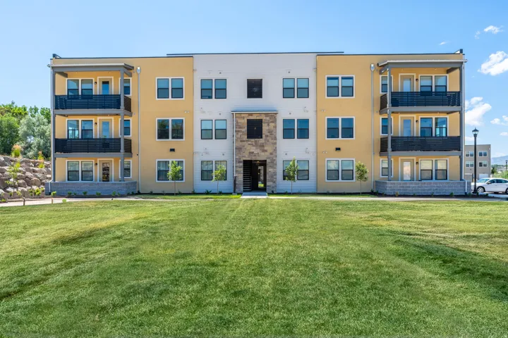 View of apartment building / complex