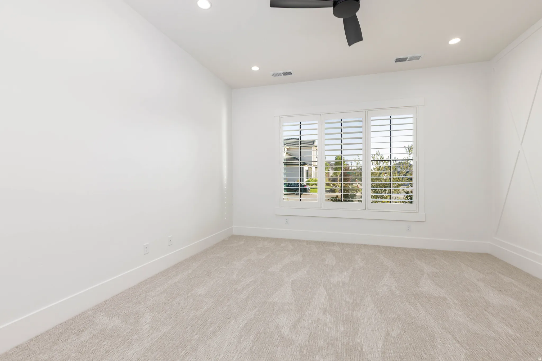 Unfurnished room featuring light carpet, ceiling fan, and recessed lighting