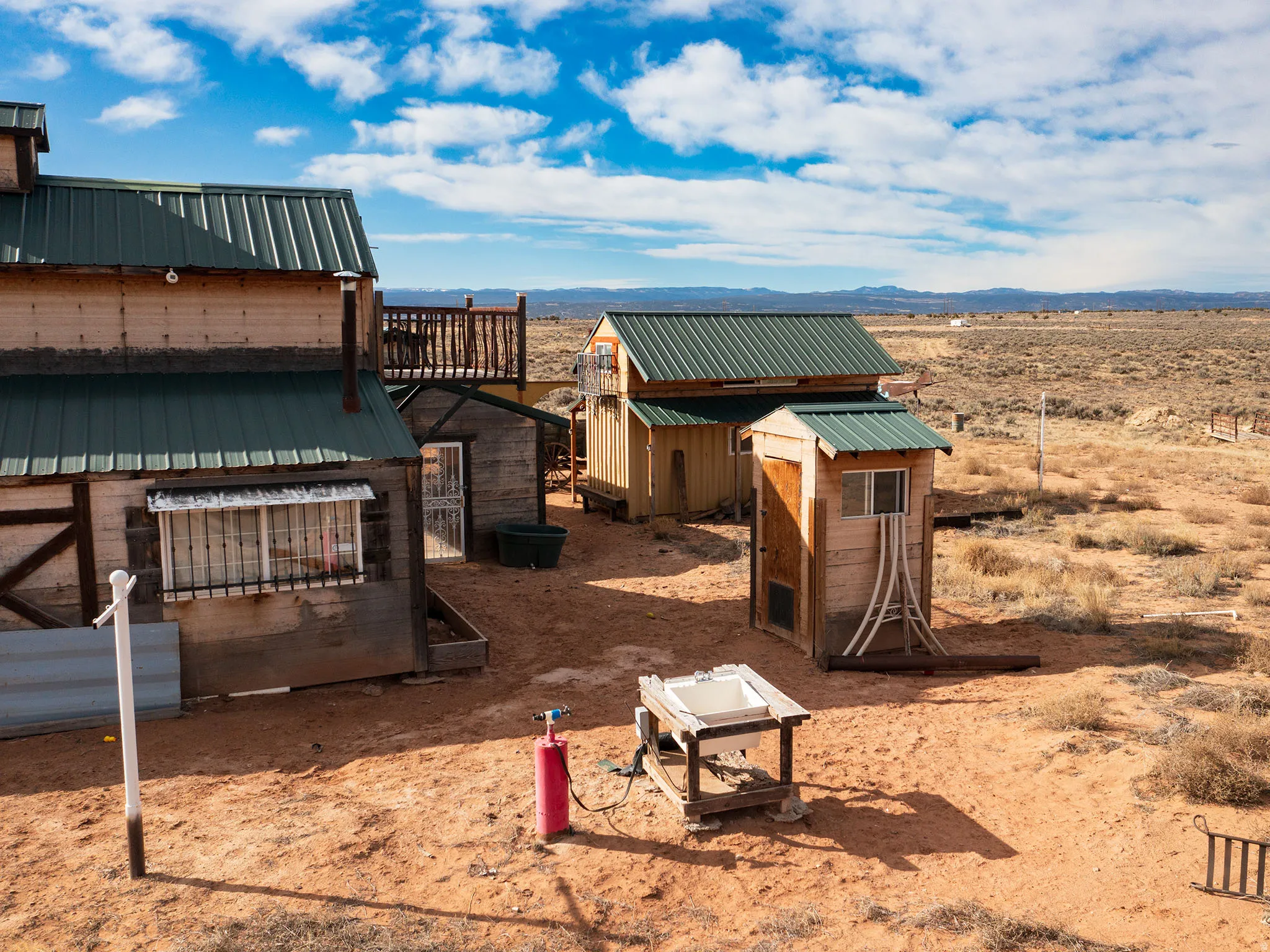 View of yard featuring a mountain view, exterior structure, an outbuilding, and a view of rural / pastoral area