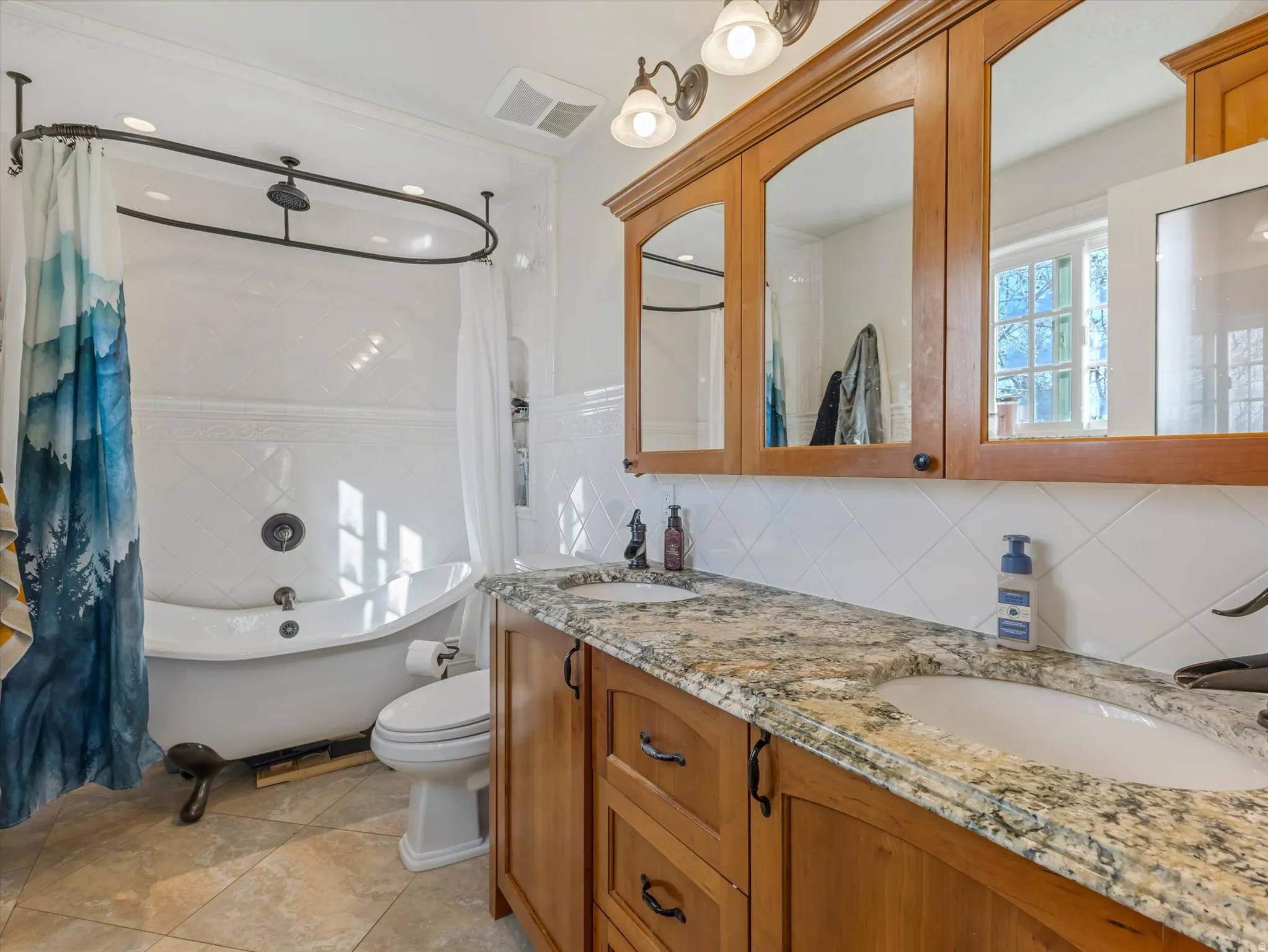 Primary bedroom en-suite