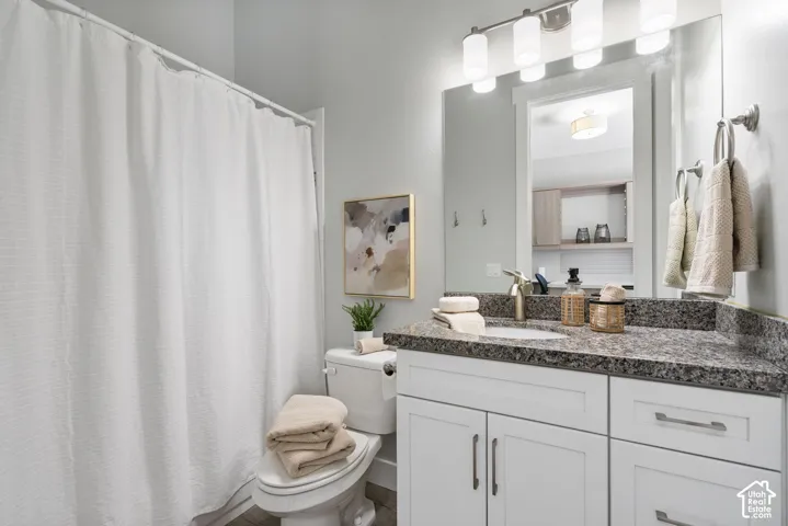 Full bath featuring a shower with shower curtain and vanity