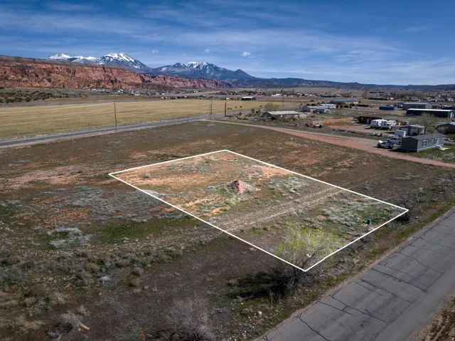 View of rural area with property boundaries highlighted and mountains