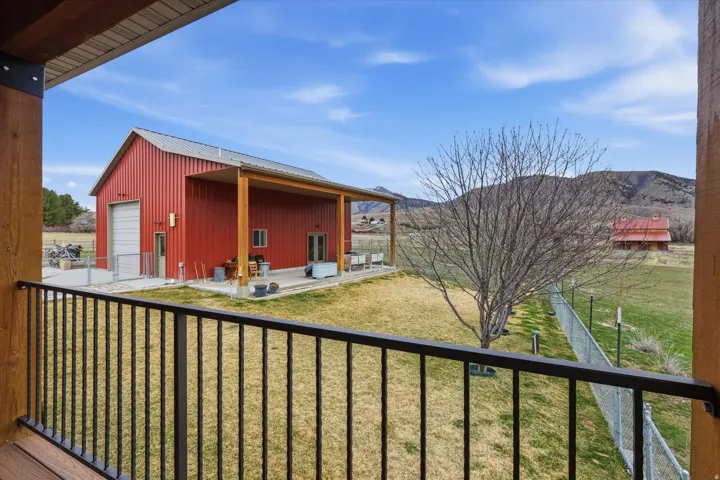 Balcony featuring a mountain view