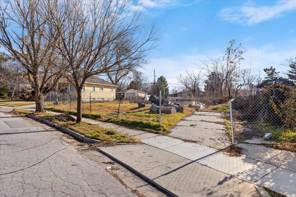 View of front of property featuring a fenced front yard
