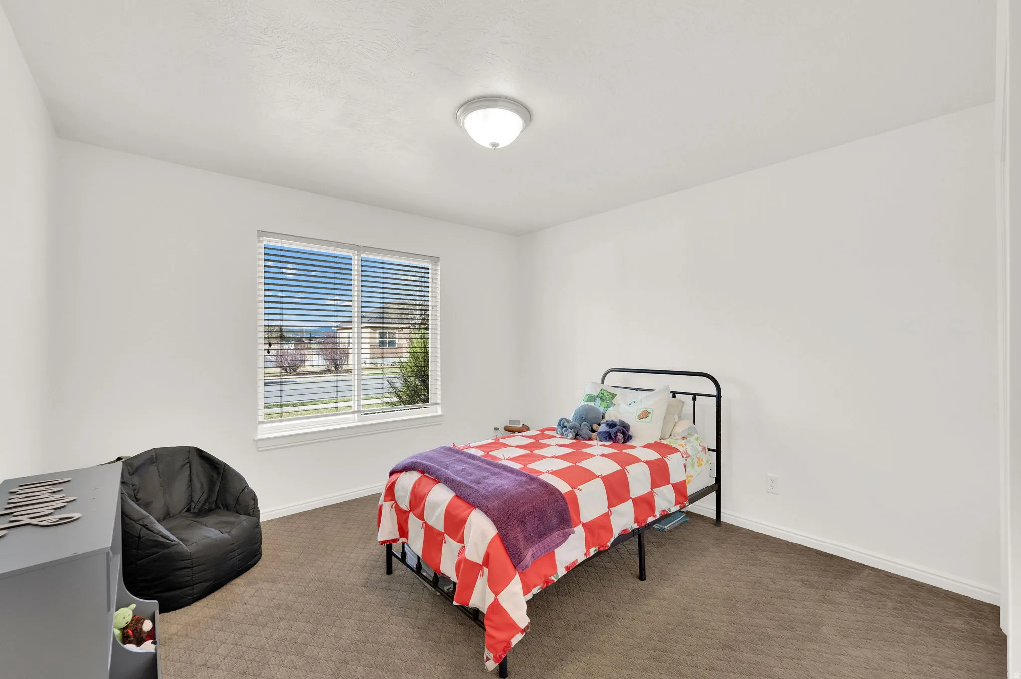 Bedroom with bright daylignt