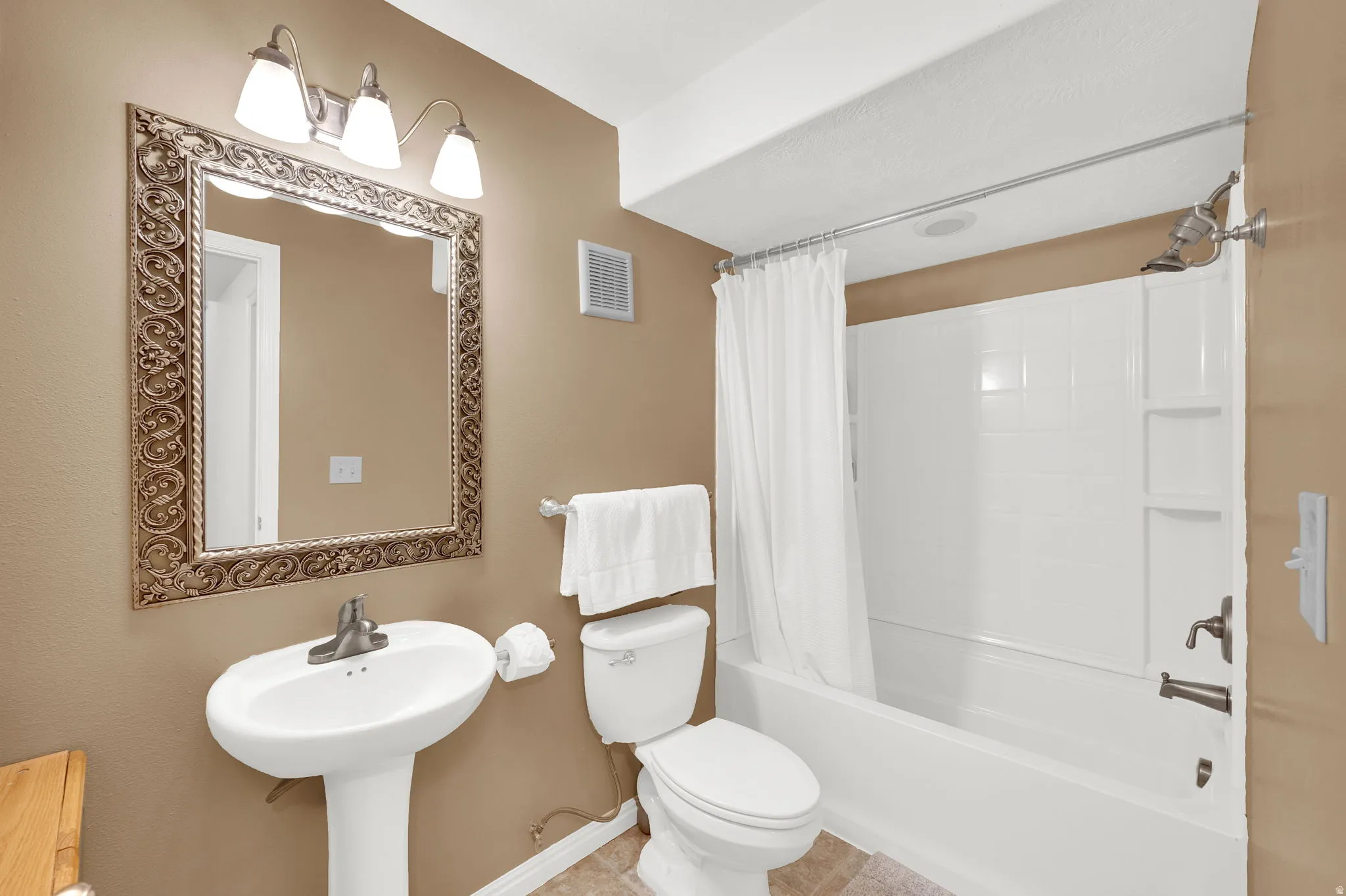 Basement full bath with toilet and shower / bath