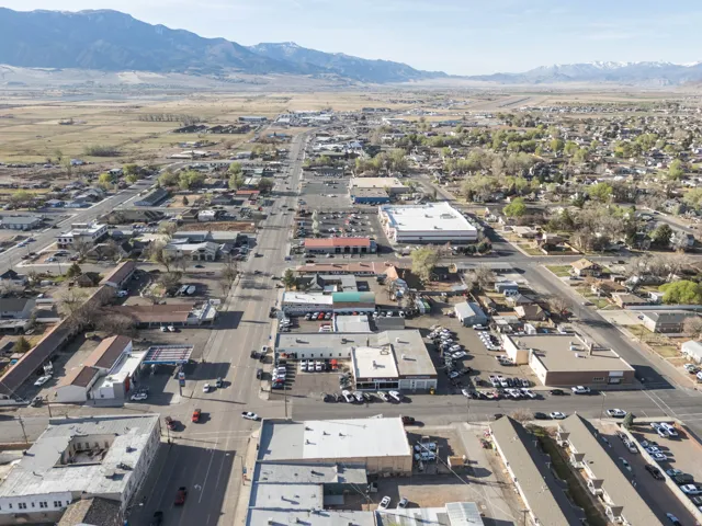 Aerial view of property's location featuring mountains