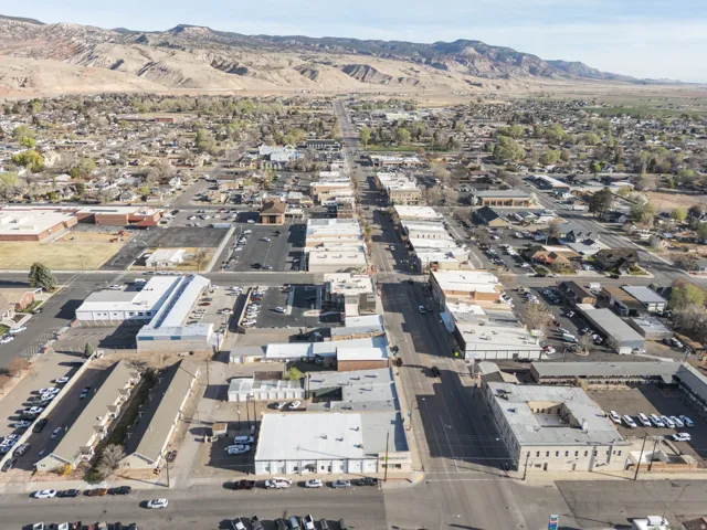 Aerial overview of property's location featuring a mountain backdrop