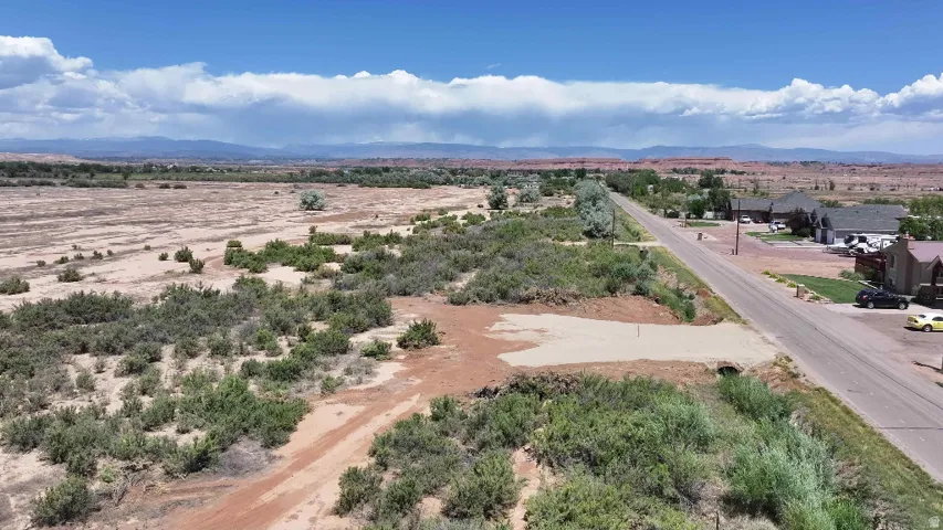 Overview of rural landscape featuring mountains and a desert landscape