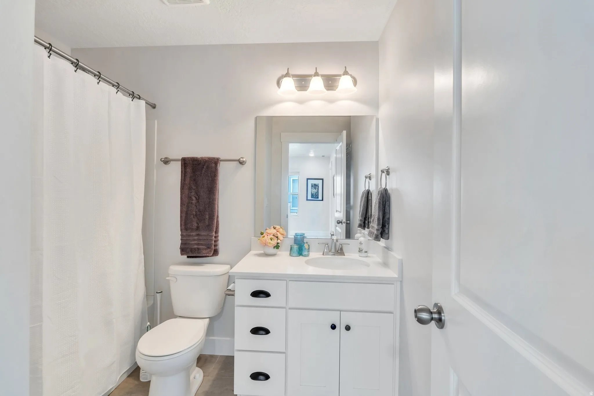2nd floor full bathroom