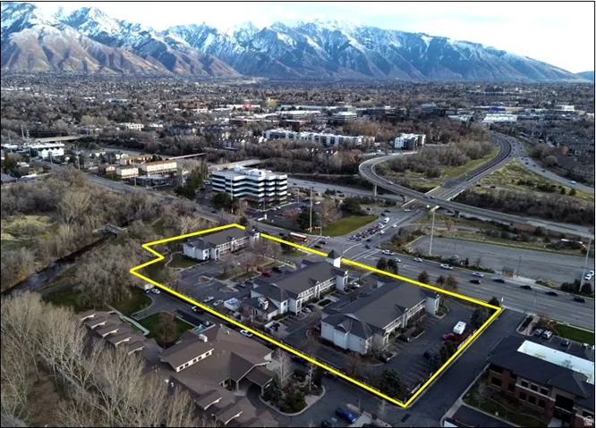 Aerial view of property and surrounding area with property parcel outlined and mountains