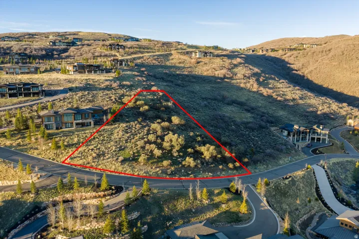 Aerial view of property's location featuring property boundaries highlighted and mountains