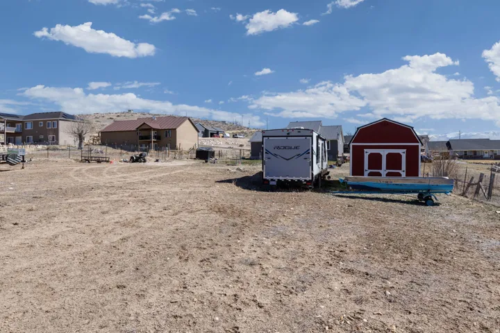 View of yard with a residential view and a storage unit